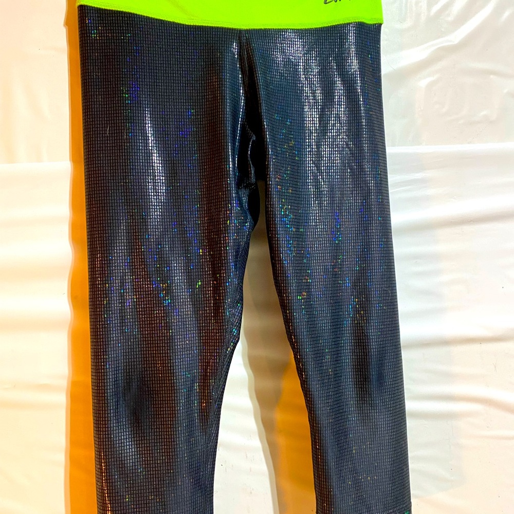Zumba Wear Marvelous leggings Capri Shiny Black/green SIZE MEDIUM